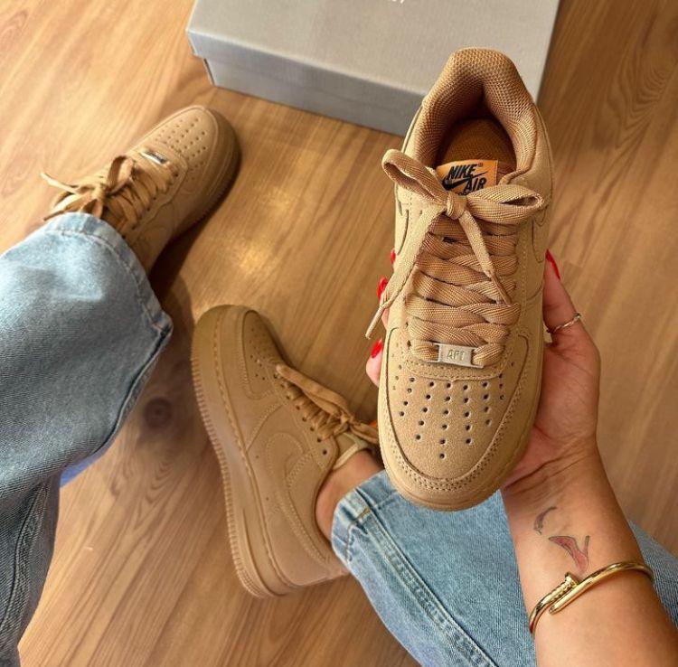 tenis feminino sofisticado diferente nike air force 1 caramelo 