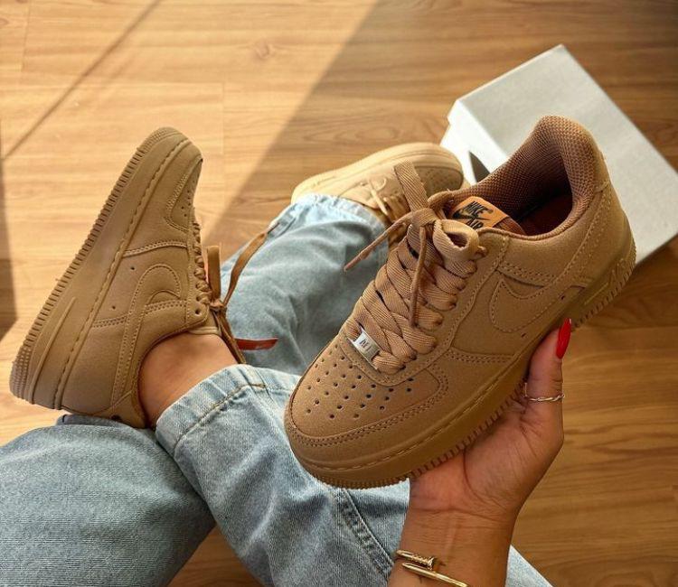 tenis feminino sofisticado diferente nike air force 1 caramelo 