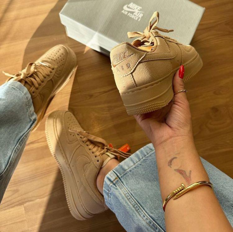 tenis feminino sofisticado diferente nike air force 1 caramelo 