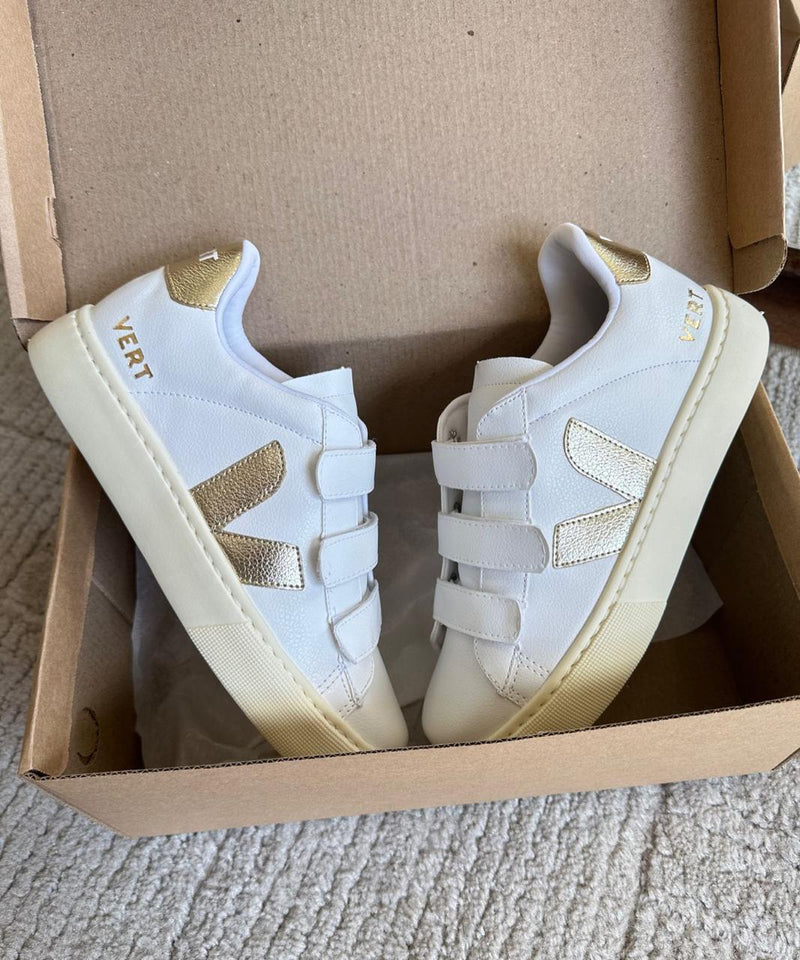 Tênis Casual feminino vert com velcro branco com dourado confortável e estiloso 