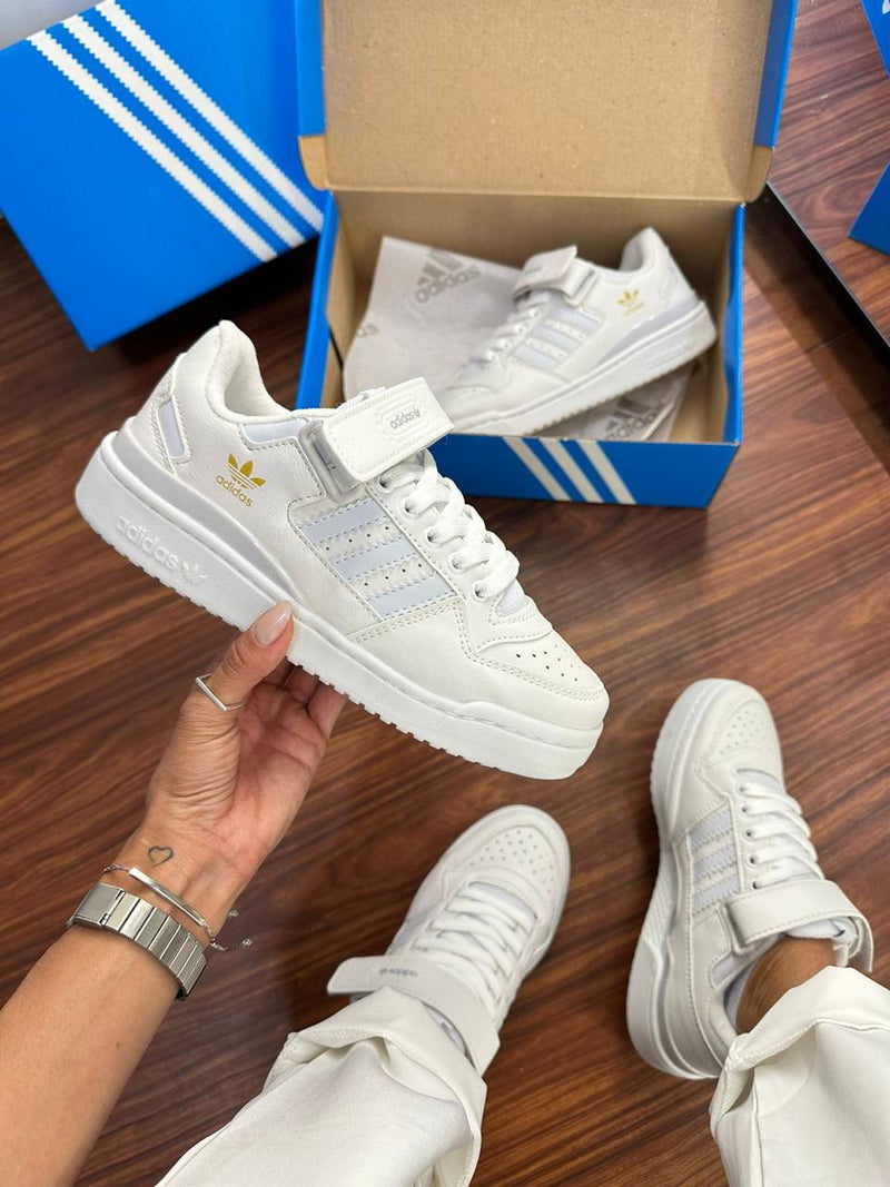 Tênis feminino confortável Adidas forum low com velcro branco