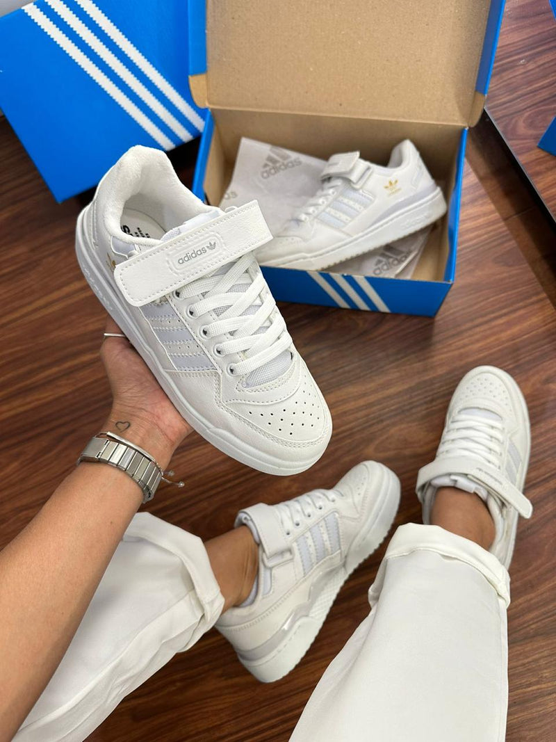 Tênis feminino confortável Adidas forum low com velcro branco