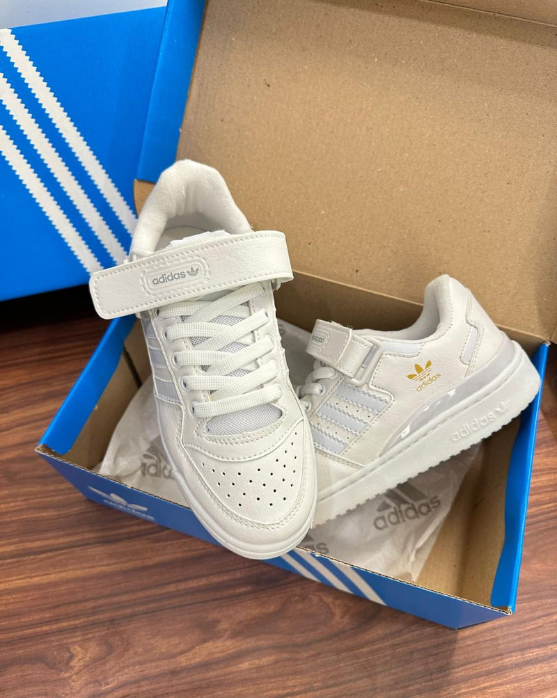 Tênis feminino confortável Adidas forum low com velcro branco