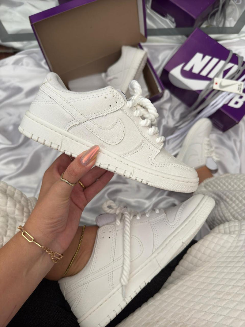 Tênis feminino estiloso branco com 2 cadarços Nike dunk low 