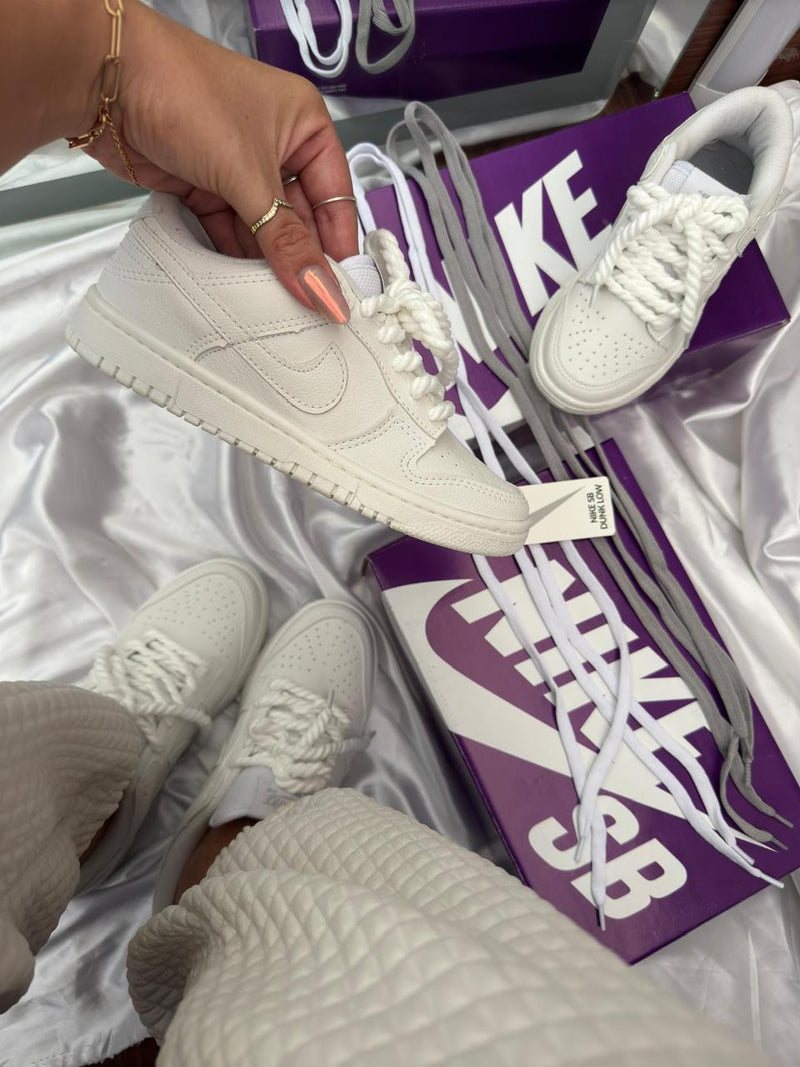 Tênis feminino estiloso branco com 2 cadarços Nike dunk low 