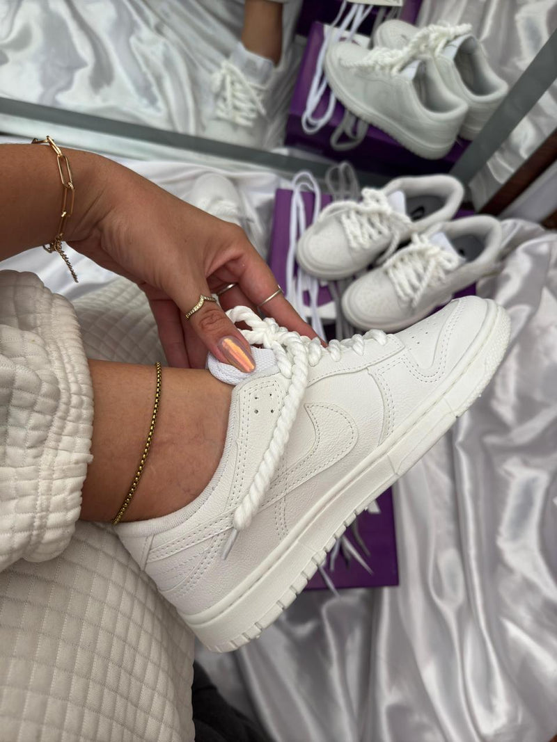 Tênis feminino estiloso branco com 2 cadarços Nike dunk low 