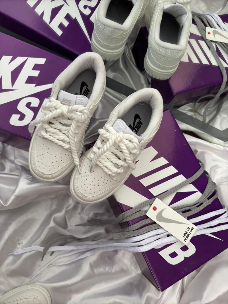 Tênis feminino estiloso branco com 2 cadarços Nike dunk low 