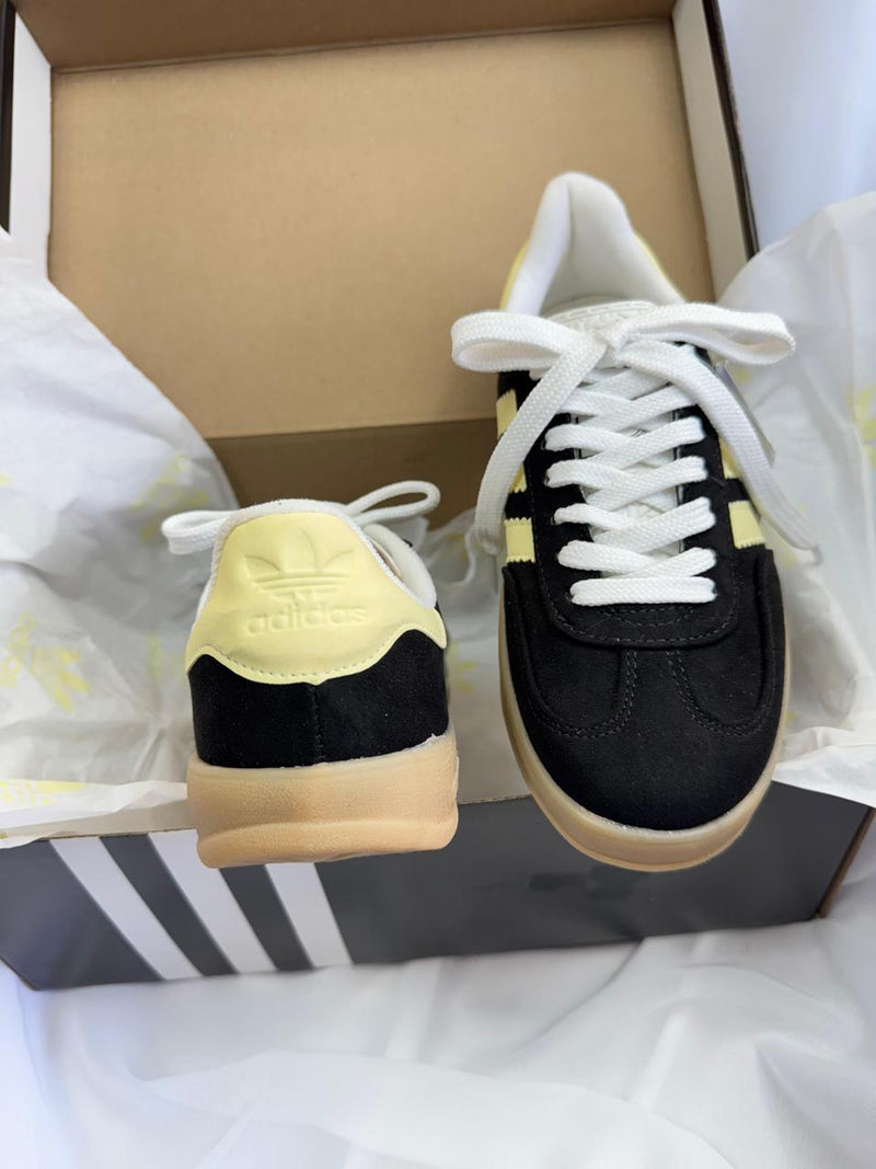 Tênis Adidas Gazelle em Couro Legítimo Feminino [Preto] - Eleve seu Estilo com um Clássico