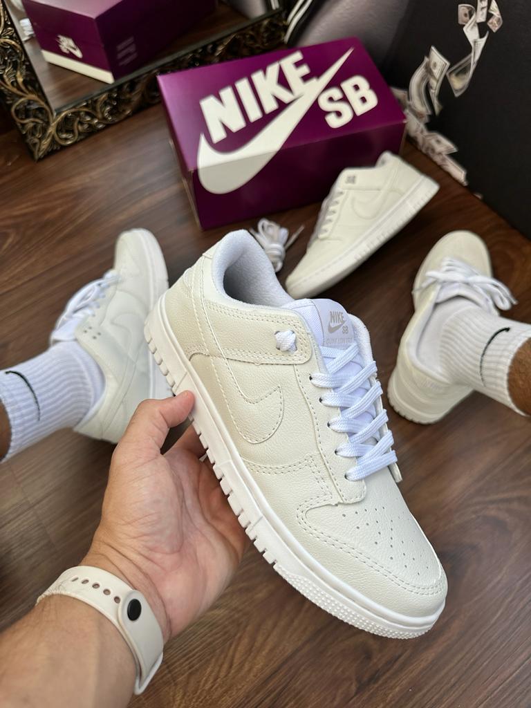 Tênis Unissex estiloso branco off white confortável Nike sb dunk low 