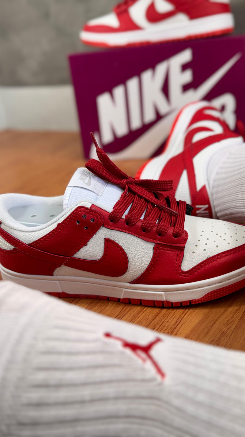 Tênis Unissex estiloso e confortável Nike dunk low vermelho branco casual treinos 