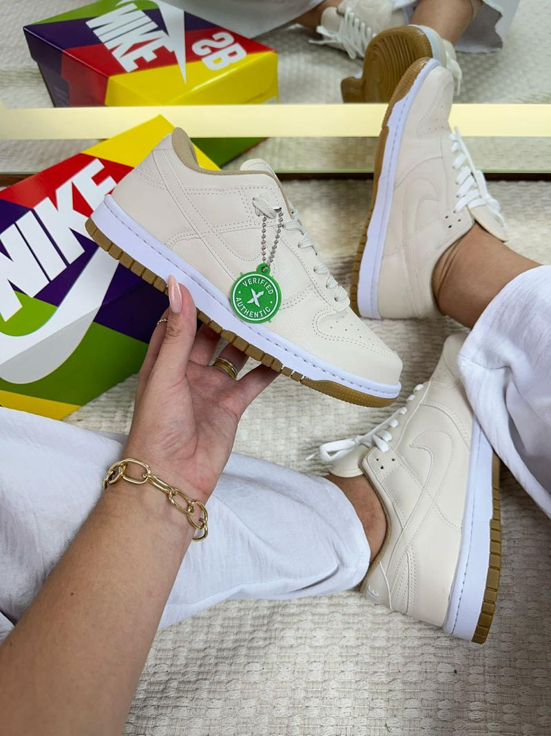 tenis feminino elegante diferente para sair nike sb dunk low creme 