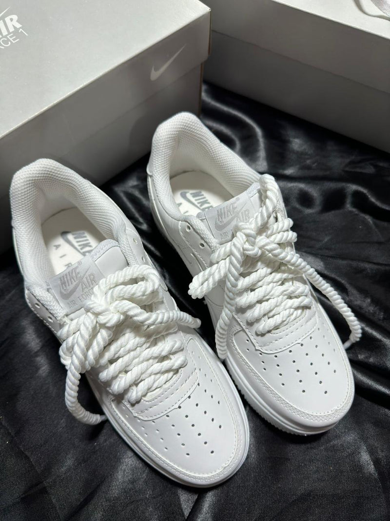 tenis unissex branco diferenciado nike air force 1 cadarço em corda 