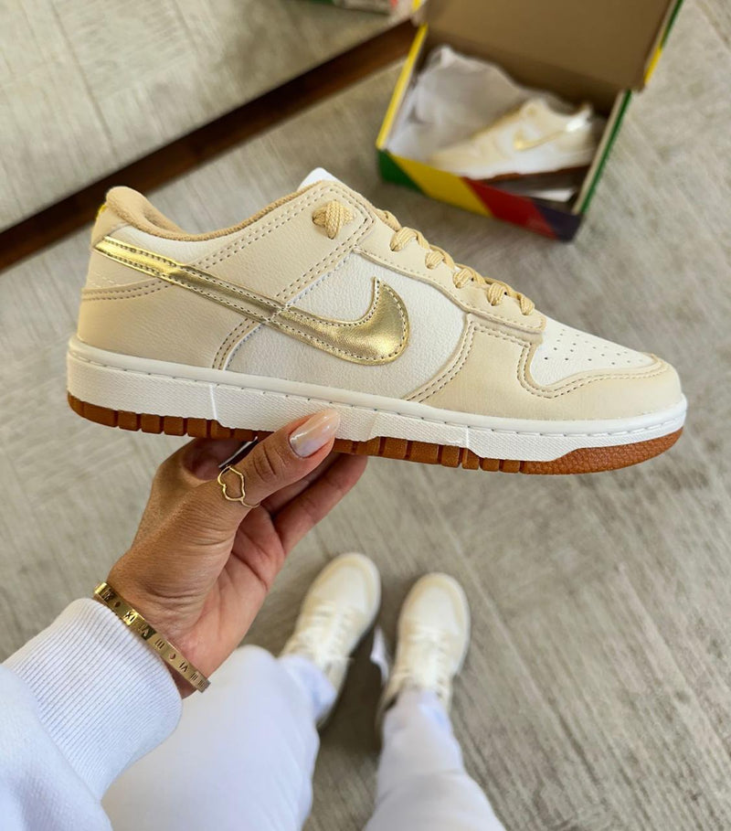 tenis feminino dourado ouro nike sb dunk low 