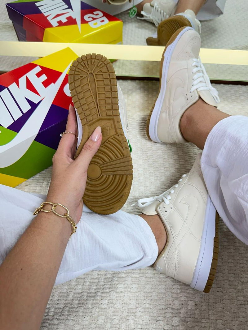 tenis feminino elegante diferente para sair nike sb dunk low creme 