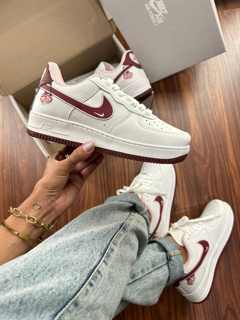 Tênis Nike Air Force 1 [Branco/Vinho] - Feminino