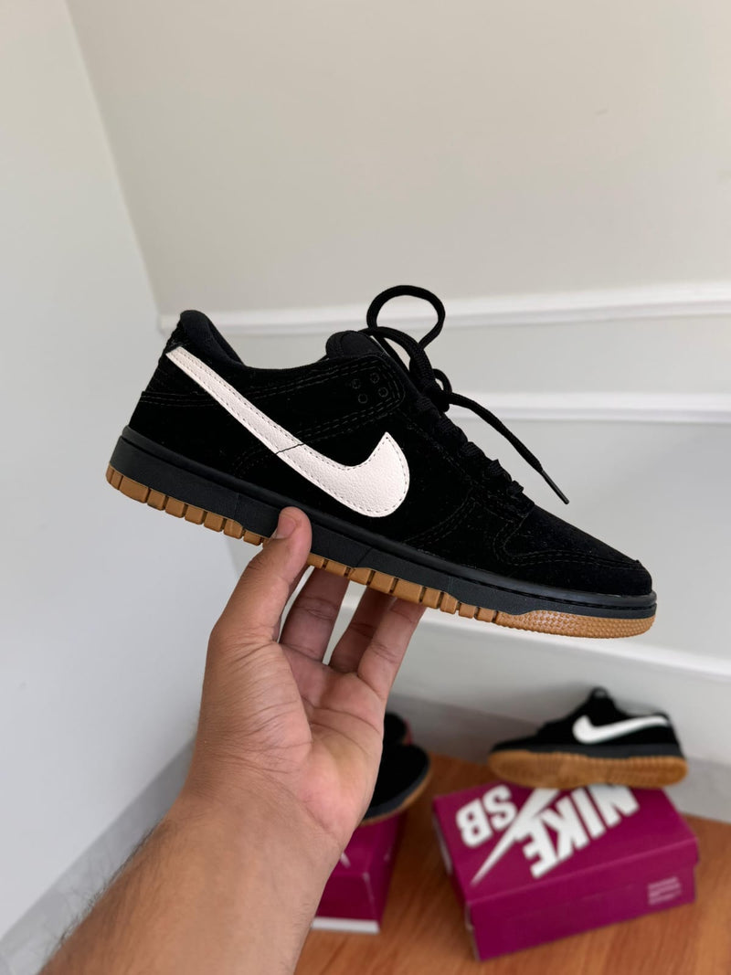 tenis masculino sofisticado nike sb dunk low preto em carmuça 