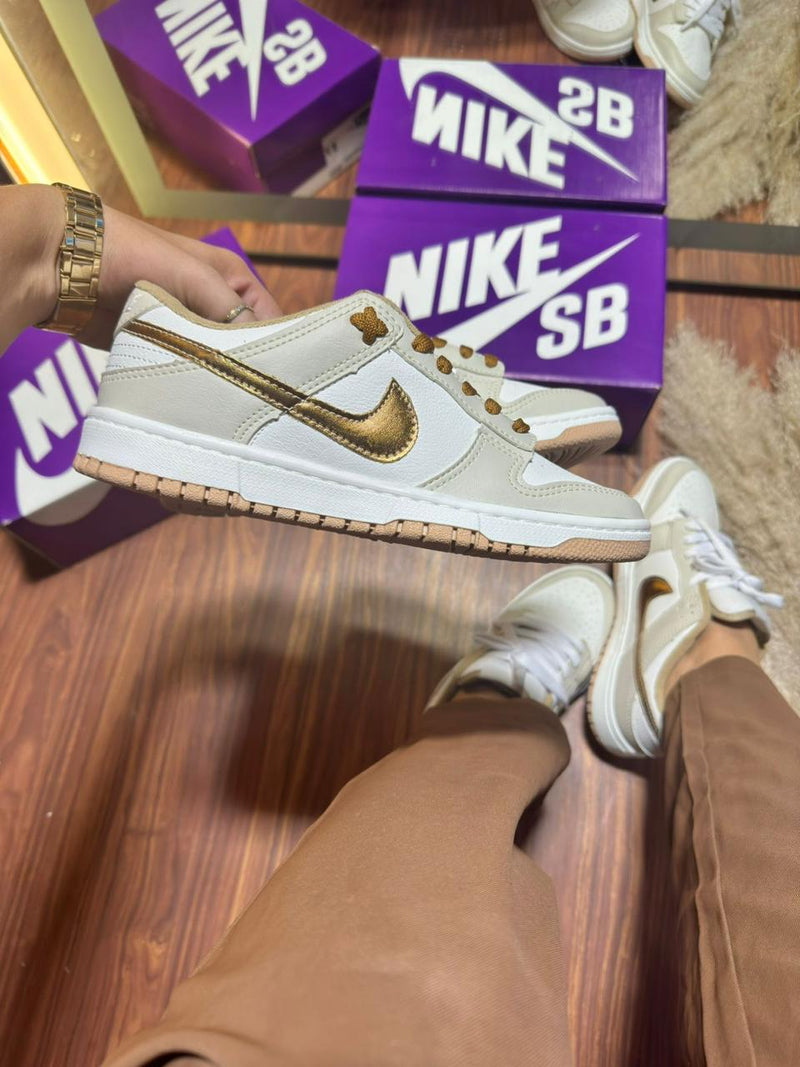 tenis feminino estiloso confortavel autentico nike sb dunk low bronze dourado 