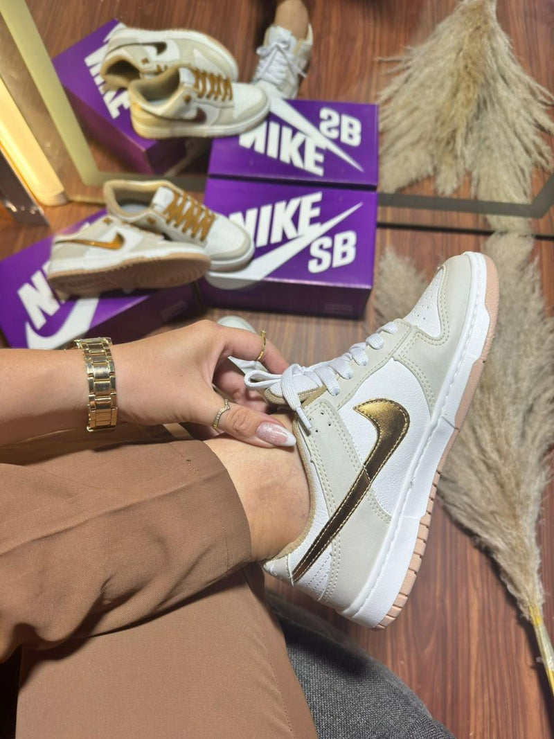 tenis feminino estiloso confortavel autentico nike sb dunk low bronze dourado 