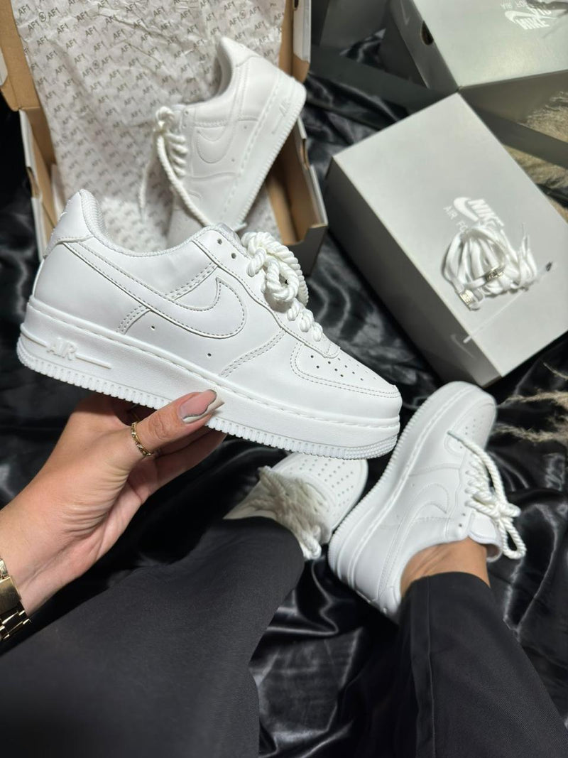 tenis unissex branco diferenciado nike air force 1 cadarço em corda 