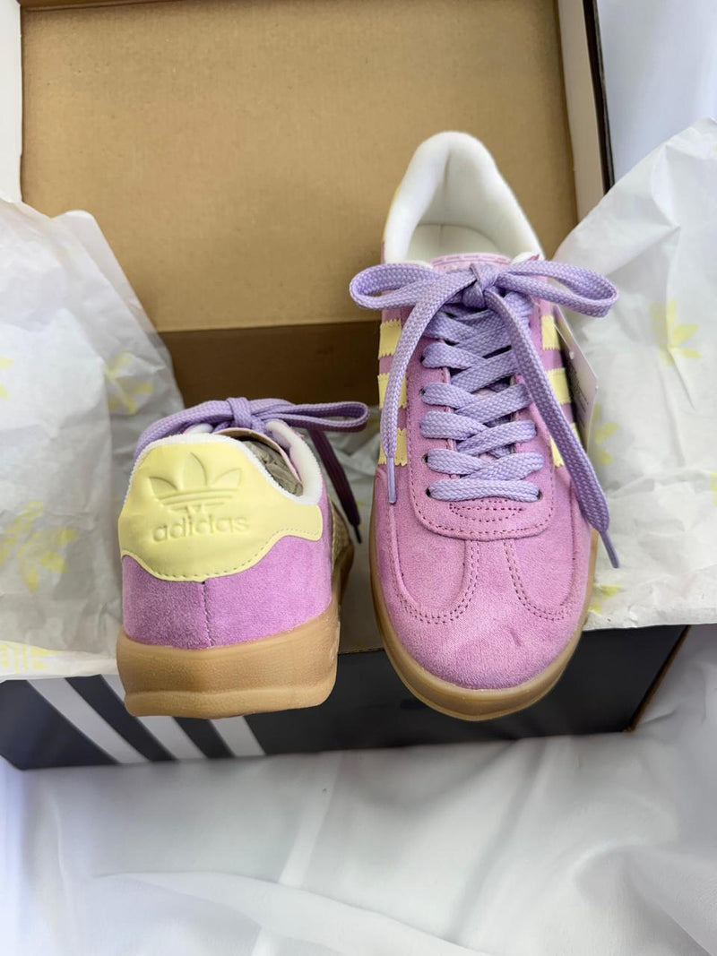 tenis feminino diferente estiloso adidas gazelle lilás e roxo em couro legitimo