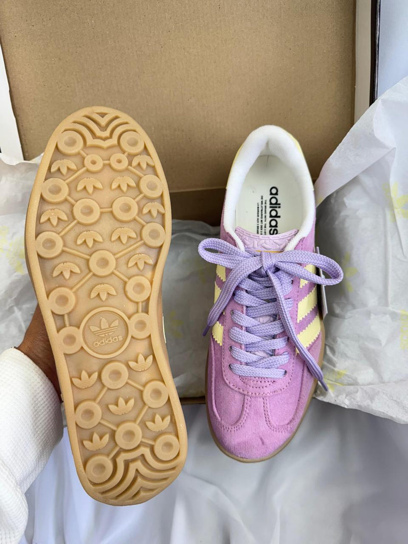 tenis feminino diferente estiloso adidas gazelle lilás e roxo em couro legitimo